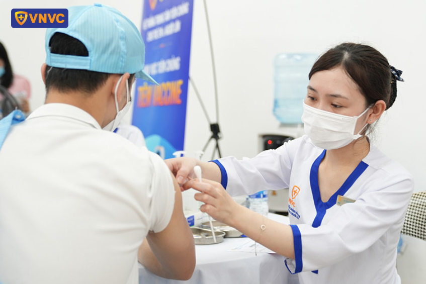 Tiêm phòng cúm cho công nhân