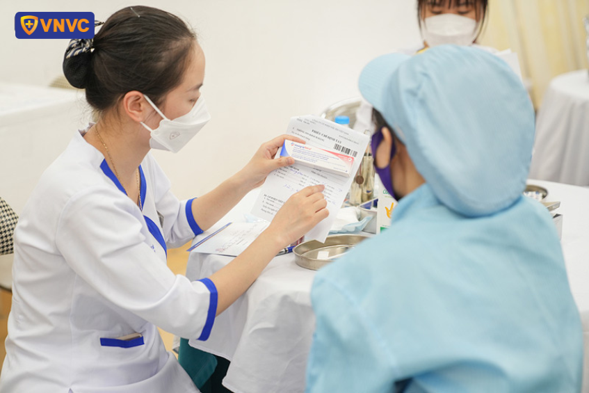 Tiêm cúm cho công nhân