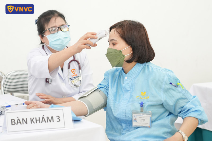 Tiêm cúm cho công nhân