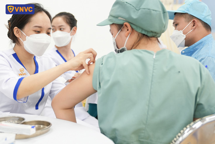 Tiêm cúm cho công nhân