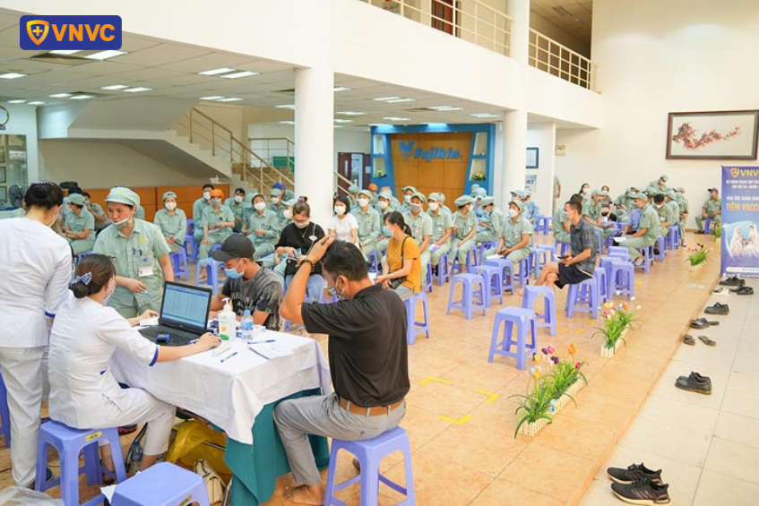 Tiêm cúm cho công nhân