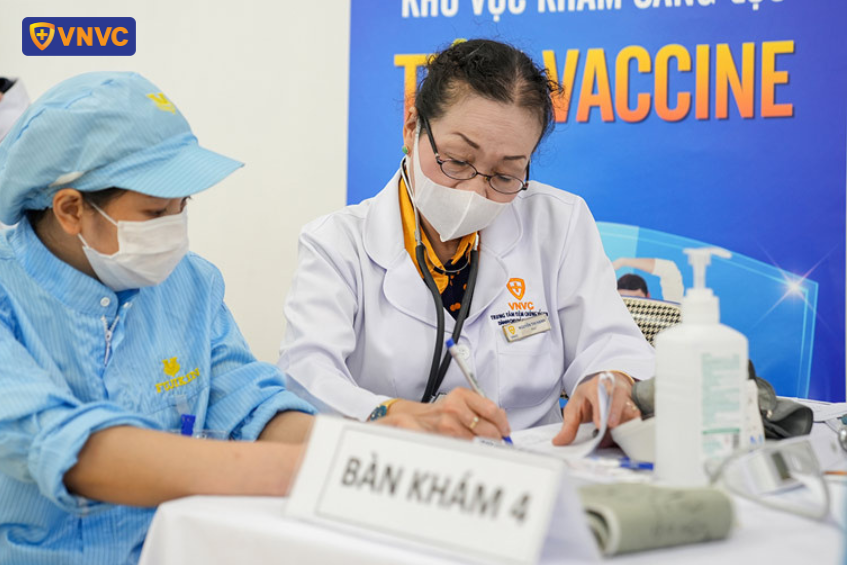 Tiêm cúm cho công nhân