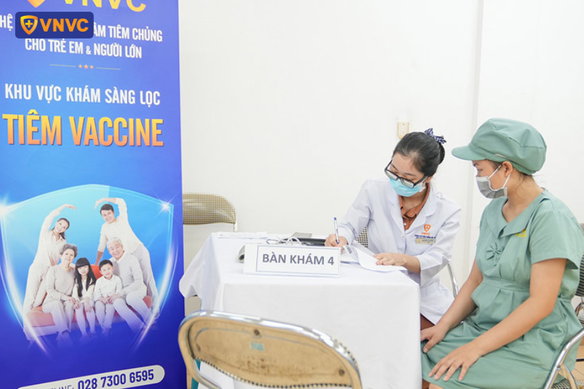 Tiêm cúm cho công nhân