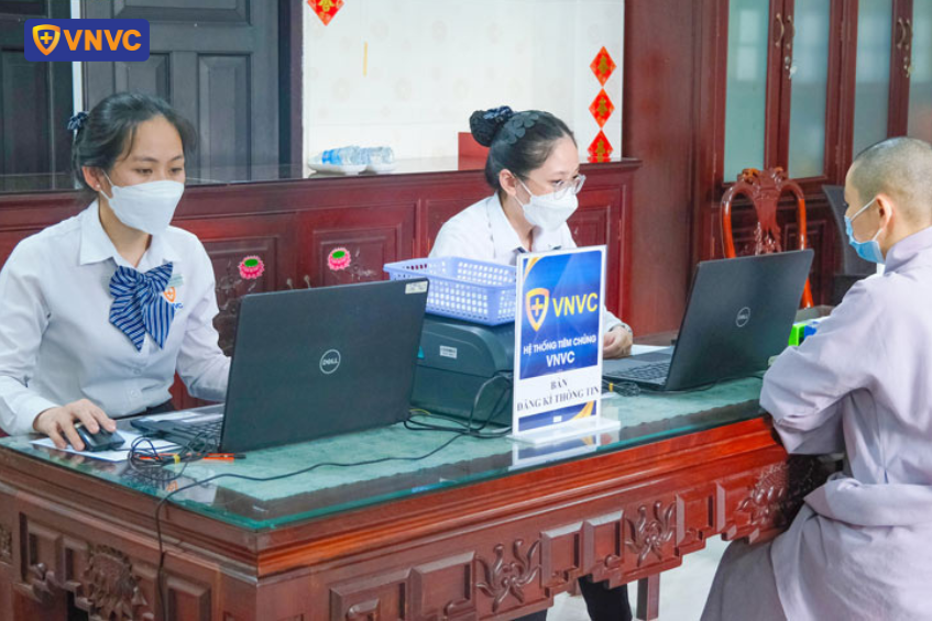 Tiêm vắc xin cho quý tu sỹ