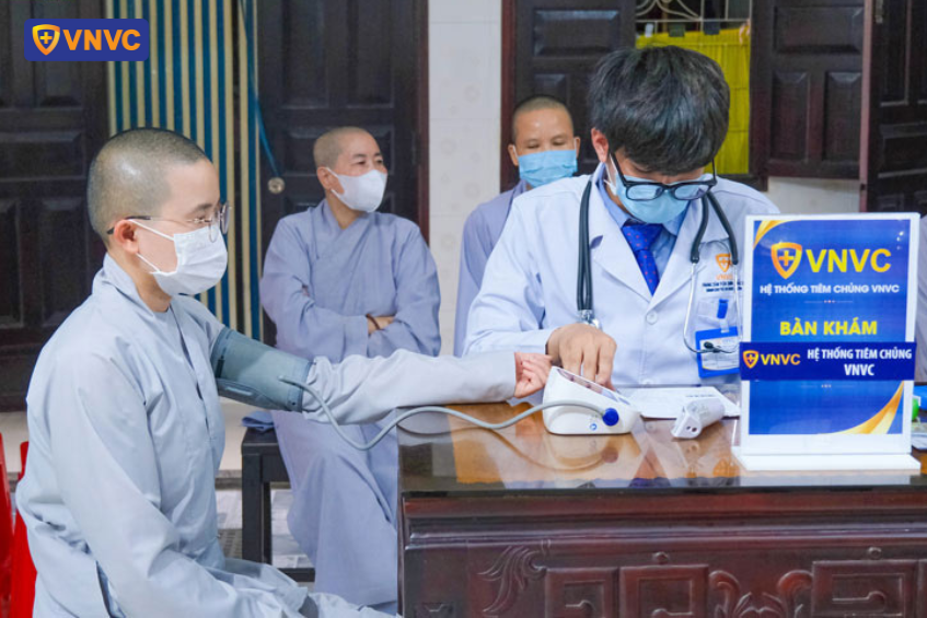 Tiêm vắc xin cho quý tu sỹ