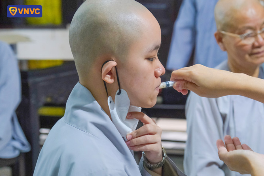 Tiêm vắc xin cho quý tu sĩ