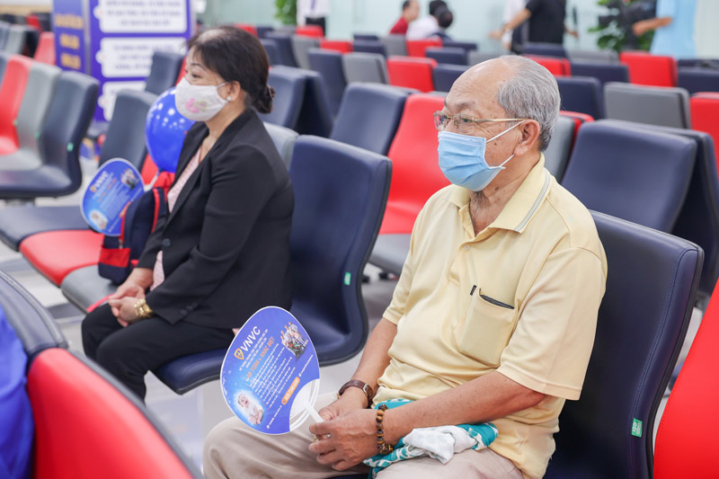 Người cao tuổi tiêm phòng cúm