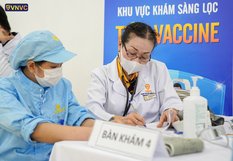 Tiêm cúm cho công nhân