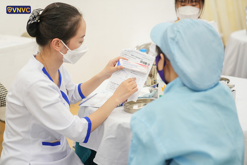 Tiêm cúm cho công nhân