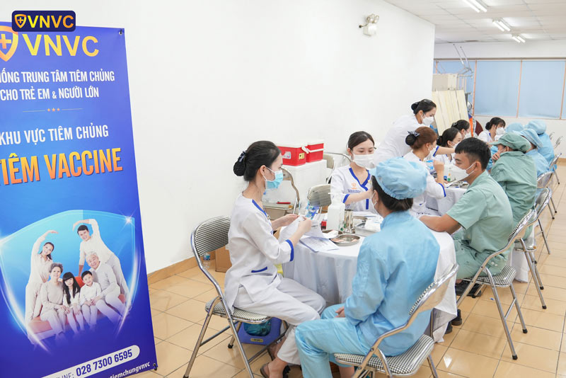 Tiêm cúm cho công nhân