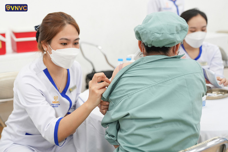 Tiêm cúm cho công nhân