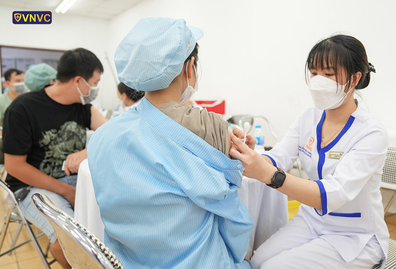 Tiêm cúm cho công nhân
