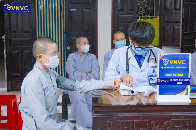 Tiêm vắc xin cho quý tu sỹ