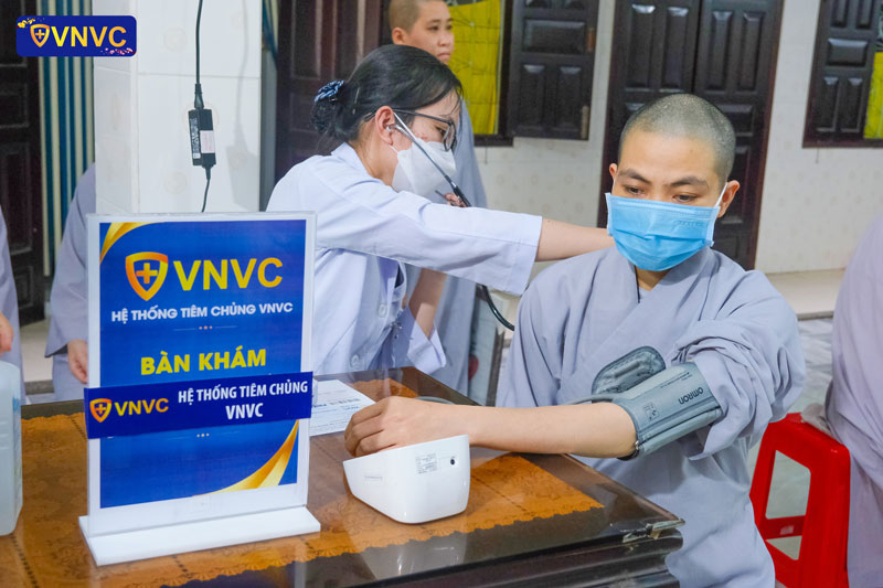 Tiêm vắc xin cho quý tu sỹ