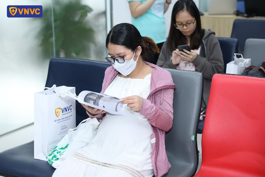 Sau khi tiêm vắc xin cúm, phụ nữ mang thai cần ở lại trung tâm tiêm chủng ít nhất 30 phút để nhân viên y tế kiểm tra sức khỏe sau tiêm.